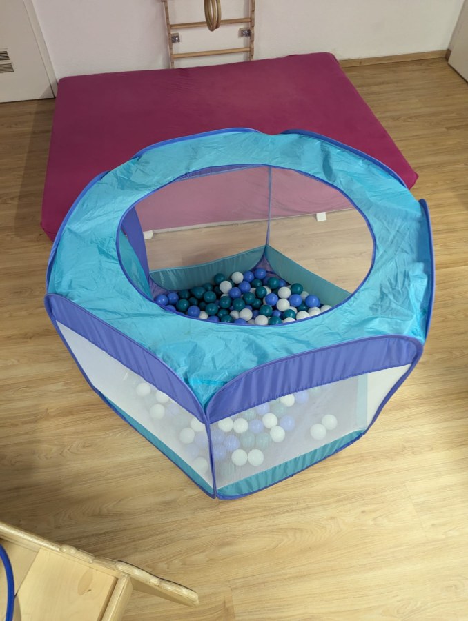 Unser Bällebad: Eintauchen und loslassen – ein bunter Spaß für alle Sinne und ein Lieblingsplatz für die Allerkleinsten.